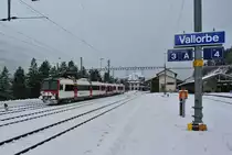 SBB ABt 50 85 39-43 812-9, Travys Inova 50 85 29-43 384-1 und Travys RBDe 560 384-0 als Regio 6021 bei Ausfahrt in Vallorbe, 27.12.2014.