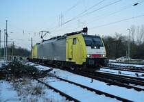 Mit einem Containerzug kommt die 189 206-5 durch Grevenbroich in Richtung Köln gefahren....Samstag den 24.1.2015