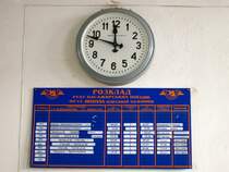 Die Anzeigetafel im Bahnhof Spola, aufgenommen am 17.05.2014.
Erklärung von links nach rechts...
Zugnummer, Verbindung Station von - nach, Ankunft, Anzahl Minuten wie lange der Zug hält, Abfahrt,Ankunftszeit  an der Endstation; manchmal auch nur der Tag ?, Bemerkung - welchen Tag der Zug fährt im Monat oder täglich.