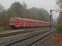 In der Zwischenzeit haben auf der Strecke zwischen Aulendorf und Stuttgart �ber Sigmaringen die Triebwagen der Baureihe 612 die Leistungen der 611er �bernommen. Am 11.10.2014 f�hrt 612 020 mit einem weiteren Triebwagen als IRE 3254, Aulendorf - Stuttgart, in den Bahnhof von Altshausen ein.