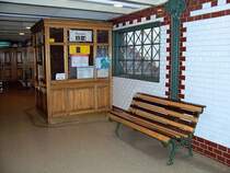 U-Bahn-Station der Linie 1 Kodaly Krnd im Januar 2007, diese schnen, nostalgischen Stationen sind ein  mu  fr jeden Eisenbahnfreund, der Budapest besucht. Das  Peronr -Huschen ist hier besetzt (zu etwa 50%), man bekommt da auch Fahrkarten, und, was mir besonders gefiel, es wurde nicht gemeckert, als ich mit Blitz fotografierte.