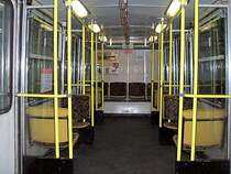 Inneneinrichtung des Kleinprofilzuges der Line 1, es ist die volle Lnge des Wagens von der Rcksitzreihe aus, 16 Sitze. Wegen der geringen Platzkapazitt fahren die Zge werktags in der Hauptverkehrszeit im 1,5-Minuten-Takt!