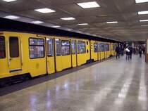 U-Bahnzug 23 der Linie 1 in der Endstation Mexikoi ut im Januar 2007, es war nicht mglich, den Zug in voller Lnge zu fotografieren. Die dreiteiligen Zge mit Jakobsdrehgestellen wurden 1973 von der Firma Ganz gebaut. Die Linie 1 war ursprnglich 3,68 km lang, sie wurde 1973 um 1,25 km verlngert, hier eine der beiden neuen Stationen, ohne eiserne Sttzen und keine Kacheln.