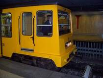 U-Bahnzug 38 der Linie 1 im Januar 2007, die Bahn fhrt mit 550 Volt DC aus einer Stromschiene an der Decke, es ist eine Kleinprofilbahn mit 2,85 Meter Tunnelhhe und eine sogenannte Unterpflasterbahn, hat wie die neue Metro, HEV und Straenbahn Normalspur. Vor dem Zug ist eine Markierung, die Zge sind so lang wie der Bahnsteig, der Fahrer mu recht genau halten, die Linie 1 hat 11 Untergrund-Stationen. 