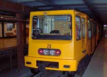 U-Bahnzug 28 der Linie 1 (Vrsmarty - Mexikoi ut) in der Station Kodaly Krnd im Januar 2007, die Linie 1 der Budapester U-Bahn (Metro) ist die lteste U-Bahn auf dem europischen Kontinent, sie wurde 1896 erffnet, die erste Berliner U-Bahn 1902 (Warschauer Brcke - Zoologischer Garten). Die Bahn wurde von der Firma Siemens & Halske gebaut. Mehr unter http://wikipedia.ord/wiki/Metro_Budapest.  