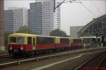F�r Rundfahrten steht der S-Bahn Berlin eine Panorama S-Bahn zur Verf�gung. Hier bei der Einfahrt in den Berliner Ostbahnhof im Sommer 2002.

