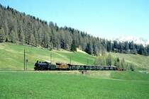 RhB DAMPFZUG 3031 fr Verein Dampffreunde der RhB von Landquart nach Davos Platz am 10.05.1998 bei Davos-Oberlaret mit Dampflok G 4/5 108 - Ge 6/6I 414 - B 2247 - B 2246 - B 2245 - D 4052I - B 2060 - A 1102 - B 2305 - B 2301. Hinweis: die roten Wagen muten wegen groer Teilnehmerzahl zustzlich mitgefhrt werden, da alle grnen Wagen bereits in der Kompo eingereiht waren.
