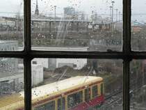 Blick von der Brcke, die die Gleise berquert. Die Scheiben sind zerkratzt, das ist  normal  in Berlin. Oben links der frher benutzte Bahnsteig fr die S-Bahn vom Flughafen Schnefeld. Eine Besonderheit war hier, dass diese Linie nur in Richtung Warschauer Strae in Ostkreuz hielt. Die Richtung Schnefeld fahrende S-Bahn hielt nicht. 21.1.2007