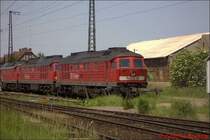 BR 232 457-2 vom Werk Saalfeld steht mit vielen anderen 232ern am 29.05.2003 in Gro�korbetha.