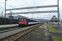 Totalunterbruch Hauensteinbasistunnel wegen Bauarbeiten; f�r die ausfallenden IR 22xx Basel-Aarau-Z�rich HB (und zur�ck) verkehren EWI/II S-Bahn Basel Einschaltpendel als Extraz�ge Basel SBB-Tecknau-Basel SBB: Im Bild ist der EXT 30670 mit dem BDt EWI 50 85 82-33 981-0 an der Spitze in Gelterkinden, 24.01.2015. 

