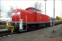 Die frisch lackierte BR 295 024-4 steht mit einem Baukran im Winter 2003 in Brunsb�ttel und wartet auf weitere Aufgaben.