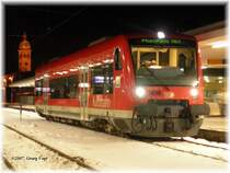 650 307-2 steht als RB 22279 Pforzheim Hbf - Horb (Neckar) abfahrbereit auf Gleis 1 des Pforzheimer Hauptbahnhofs. Im Hintergrund der Kirchturm der Franziskuskirche. 26.01.07