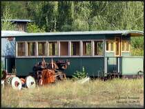 Im ehem. Bw Straupitz der Spreewaldbahn wartet dieser Wagen am 14.09.03 auf sein weiteres Schicksal.Er gehrte mal auf die Zillertalbahn. Er war zuletzt als 750-mm-Wagen beim chsle im Einsatz. Wozu er wohl hier steht?