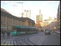 Am Wochenende 20./21.01.2007 wurde die Haltestelle Hauptbahnhof bauarbeitsbedingt nicht angefahren, der Gleisbogen vom Hauptbahnhof in die Mnchner Strae wurde erneuert. Alle Linien, die normalerweise die Haltestelle vor dem Haupteingang des Hauptbahnhofes auf der Ostseite anfahren, wurden an die Haltestelle Hauptbahnhof Sd umgeleitet. Auch die Linie 16 war davon betroffen, hier am 21.01.2007 mit dem S-Triebwagen 210 auf dem 6.Zug beim Verlassen der Haltestelle, leider erreichte die Abendsonne nur noch die Hochhuser, nicht mehr die Schluchten dazwischen. 