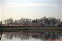 Mit dem Steuerwagen, der auf den Namen Franziska zu Reventlow getauft ist, f�hrt eine RB von Heide nach Itzehoe in Burg, den n�chsten Bahnhof ein.