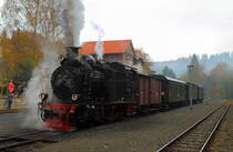 99 6101 mit IG HSB-Sonderzug am Vormittag des 18.10.2014 kurz nach Einfahrt in den Bahnhof Alexisbad. Nach erfolgtem Wasserfassen geht es weiter in Richtung Stiege und Hasselfelde.