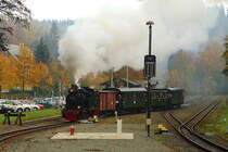 Ausfahrt von 99 6101 mit IG HSB-Sonderzug am 18.10.2014 aus dem Bahnhof Alexisbad. (Bild 1)