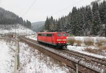 151 012-2 DB Schenker f�hrt talw�rts �ber die Frankenwaldrampe bei Steinbach am 23.01.2015.