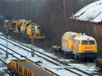 Blick auf die weiteren z-gestellten Züge und Wagen in Duisburg Entenfang. Offentlichtlich ist es zu teuer die Bauzüge und Loks reparieren zu lassen oder es gibt keine Ersatzteile mehr. Die 229 147-4 hat leider einen Motorschaden. 
Die 218 287-1 steht dort erst seit ca. 2-3 Monaten. Auch sie wird wahrscheinlich hier verrotten.

Duisburg Entenfang 28.12.2014