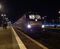 182 597 stand am 28.12.2014 mit dem Eishockeysonderzug MSM 1822 nach Augsburg in Düsseldorf Hbf. Am Haken hatte sie 14-16 Euroexpress Wagen. Damit auch alles friedlich blieb waren 3 nette Polizisten da und überwachten alles.

Düsseldorf 28.12.2014