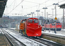 Am Rückweg nach getaner Arbeit....

Die Lok 44 (92 80 1271 004-4 D-KSW) der KSW (Kreisbahn Siegen-Wittgenstein), eine MaK G 1000 BB, hier im Diensten der DB Netz AG, fährt mit dem Schneepflug BA 851 (Fabr. Beilhack) der DB Netz AG, Schweres Nebenfahrzeug 40 80 947 5 181-0, durch den Bahnhof Kreuztal in Richtung Heimatbahnhof Siegen-Eintracht. 

Hier in Kreuztal hält sich der Schnee in Grenzen, in den höheren Lagen von Sieger- und Sauerland sieht es wohl anders aus.