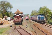 Lange Jahre kreuzte der Güterzug nach Marolds¬weisach in Baunach einen Personenzug nach Bamberg. Am 3.5.94 traf die solo fahrende 360 241 dabei auf einen von 211 056 gezogenen Sandwichzug.