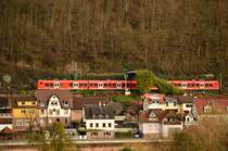 Ein mir unbekannter 425ziger in Zwingenberg am Neckar.
Hier befindet er sich an der Fußgängerbrücke, auf seinem Weg in Richtung Neckarelz.
Leider kann ich nicht sagen um welchen Zug es sich handelt, doch dem Zeitpunkt der Aufnahme nach zu urteilen müsste es ein S1 Zug nach Osterburken sein....Sonntag  1.2.2015