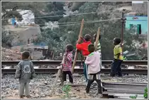 Eine junge  Trackgang  übt schon mal mit dem Werkzeug, das hier in Nefasit achtlos herumliegt. (08.12.2014)