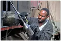 Die beweglichen Teile einer Dampflok verlangen immer nach Schmieroel. (08.12.2014)