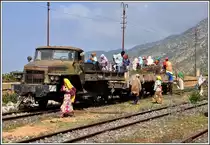 Ein Arbeitszug mit dem letzten betriebsfähigen Ural ist in Nefasit eingetroffen. Ob die mehrheitlich weiblichen  Passagiere  beim Bahndienst arbeiten, entzieht sich meiner Kenntnis. (08.12.2014)