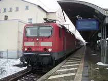 143 867-0 vor einer RB nach Lutherstadt Wittenberg beim Halt in Bitterfeld.