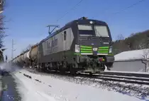 Leih-Vectron der Rurtalbahn (91 80 6 193 832-3 D-ELOC) mit Kesselwagenzug
 bei Prien auf der Strecke München - Salzburg (3.2.15)