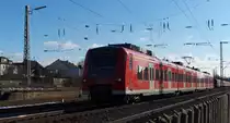 425 128 hat gerade als RB Homburg Saar - Trier den Bahnhof Ensdorf verlassen. Der nächste Planhalt wird in Saarlouis Hbf. sein. 04.02.2015 Bahnstrecke 3230 Saarbrücken - Karthaus