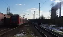 425 133 erreicht gleich als RB Kaiserslautern - Merzig den Bahnhof Ensdorf. Im Hintergrund dampfelt das Kraftwerk Ensdorf, dass seit einigen Monaten im Dauerbetrieb ist. Die Saarstahl AG hat das Kraftwerk für den Eigenbedarf angemietet.
04.02.2015 Bahnstrecke 3230 Saarbrücken - Karthaus 