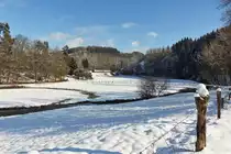 . Winter an der luxemburgischen Nordstrecke - Die Sonne lockte uns am 04.02.2015 an die Bahnstrecke und so konnte das Br�ckenmotiv in der N�he von Maulusm�hle bei blauem Himmel abgelichtet werden. Der Z 2013 als RE 3737 Troisvierges - Luxembourg durchstreift das tief verschneite Tal der Woltz zwischen Sassel und Maulusm�hle, auch wenn man den Zug etwas suchen muss. ;-)  (Jeanny)