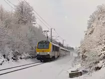 . Winter an der luxemburgischen Nordstrecke - Ein kleines St�ck blauen Himmels zeigte sich am 02.02.2015 an der Nordstrecke zwischen Troisvierges und Maulusm�hle, als der IC 112 Liers - Luxembourg, gezogen von der 3012, durch das frisch verschneite Tal der Woltz fuhr. (Jeanny)