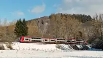 . Winter an der luxemburgischen Nordstrecke - Die Februarsonne schaffte es noch nicht ganz, die Br�cke �ber die Woltz  vollst�ndig auszuleuchten, als die Computermaus Z 2203 als RE 3839 Troisvierges - Luxembourg am 04.02.2015 durch das verschneite Tal der Woltz zwischen Sassel und Maulusm�hle fuhr. (Hans)