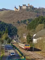 . Winter an der luxemburgischen Nordstrecke - Bei fast fr�hlingshaften Temperaturen am 20.01.2015 fuhr der Z 2018 als RE 3783 Troisvierges - Luxembourg durch das schneefreie Tal der Sauer der Haltestelle Michelau entgegen.

Obwohl der h�ssliche Zaun noch immer im Bild st�rt, so machten wir aber die erfreuliche Feststellung, dass wenigstens die B�schung kr�ftig abgeholzt wurde. Somit ist die Sicht auf Zug und Burg wieder aus mehreren Aufnahmewinkeln m�glich. (Jeanny)
