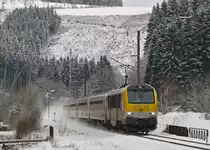 . Winter an der luxemburgischen Nordstrecke - Seit dem Fahrplanwechsel 2014 wird die Haltestelle Maulusm�hle nicht mehr bedient, sodass die Z�ge am Bahnsteig vorbeibrausen. Am 02.02.2015 �bernahm die 3009 die Aufgabe den IC 113 Luxembourg - Liers durch die ehemalige Haltestelle Maulusm�hle zu ziehen und dabei eine Menge Schnee aufzuwirbeln. (Hans)