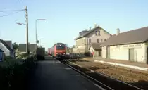 DSB: Ein internationaler Zug bestehend aus der Diesellok Me 1505 und DB- und DSB-Personenwagen fährt am 22. Juni 1983 durch Nørre Alslev auf der Insel Falster.