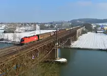 1116 102 mit einem Güterzug am 04.02.2015 auf der Mariaorter Brücke bei Regensburg-Prüfening.