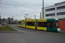 Stadler Vario Bahn  427  ist am 15.12.2014 auf der Linie 93 zur Glienicker Brücke unterwegs. Aufgenommen am Hauptbahnhof in Potsdam.