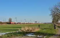 140 401 fuhr am 06.01.2015 mit einem Güterzug von Osnabrück nach Emden, hier bei Gandersum.