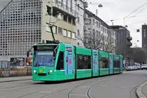 Be 6/8 Combino 319 auf der Linie 6 mit einer Teilwerbung für Yallo fährt zur Haltestelle Morgartenring. Die Aufnahme stammt vom 04.02.2015.