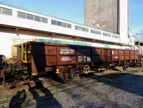 Elos,21815133046-9, beladen mit Beton-Abraummaterial wartet am Bhf. Ried auf seine Entleerung; 141212