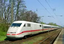 401 583 mit Umleiter-ICE 75 (Hamburg-Altona–Z�rich HB) am 24.04.2005 in Ehlershausen