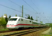 401 572 mit Umleiter-ICE 77 (Hamburg-Altona–Z�rich HB) am 24.04.2005 in Burgdorf (Han)