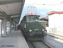 Der Sonderzug erh�lt in Innsbruck Vorspann von der �BB Schwesterlok 1020.44 am 07.06.03
