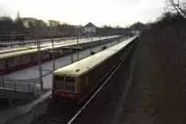 In der Abendsonne vom 18.01.2015 steht diese Berliner S-Bahn (BR 485) abgestellt am Bahnhof Olympiastadion.
