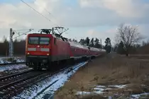 BR 112 (112 117-7) zieht den RE 18313 nach Elsterwerda. Aufgenommen  Große Kurve  bei Großbeeren, 05.02.2015.
